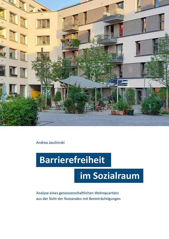 Auf der Titelseite der Masterarbeit sieht man den Kiezplatz im Möckernkiez mit den anliegenden fünfstöckigen Häusern. Darunter steht der Titel der Arbeit "Barrierefreiheit im Sozialraum" und der Name der Autorin Andrea Jaschinski.